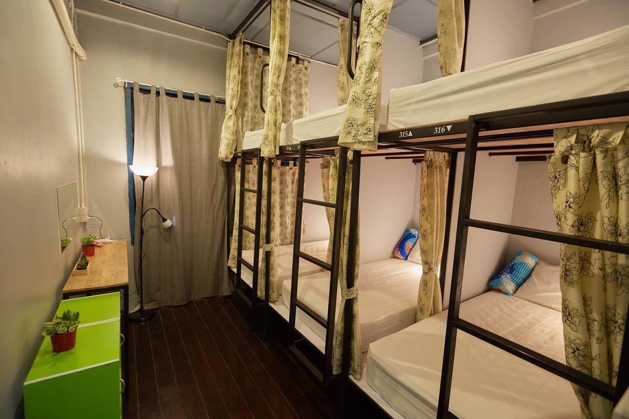 Meet Up Hostel Bangkok Bagian luar foto