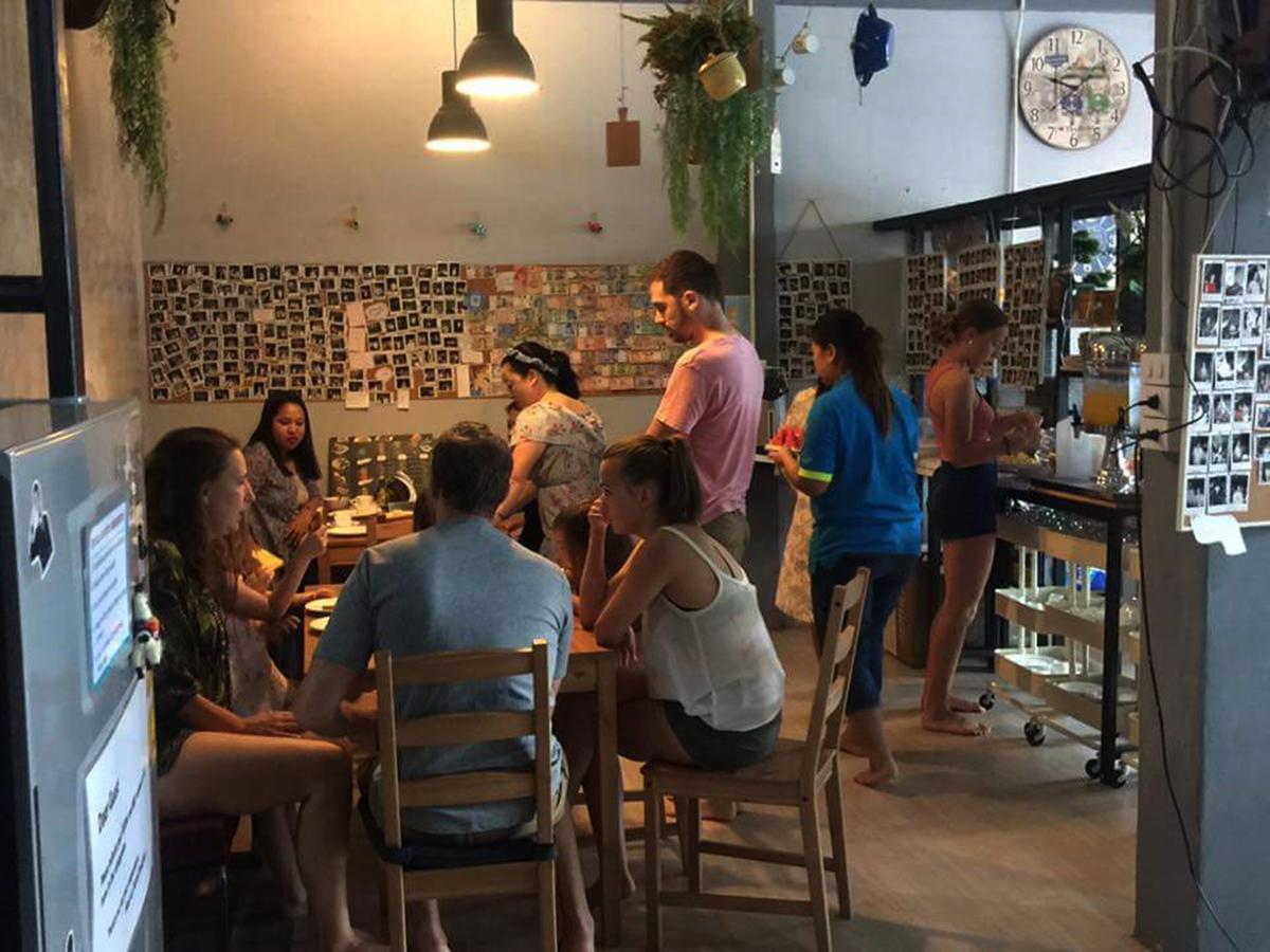 Meet Up Hostel Bangkok Bagian luar foto