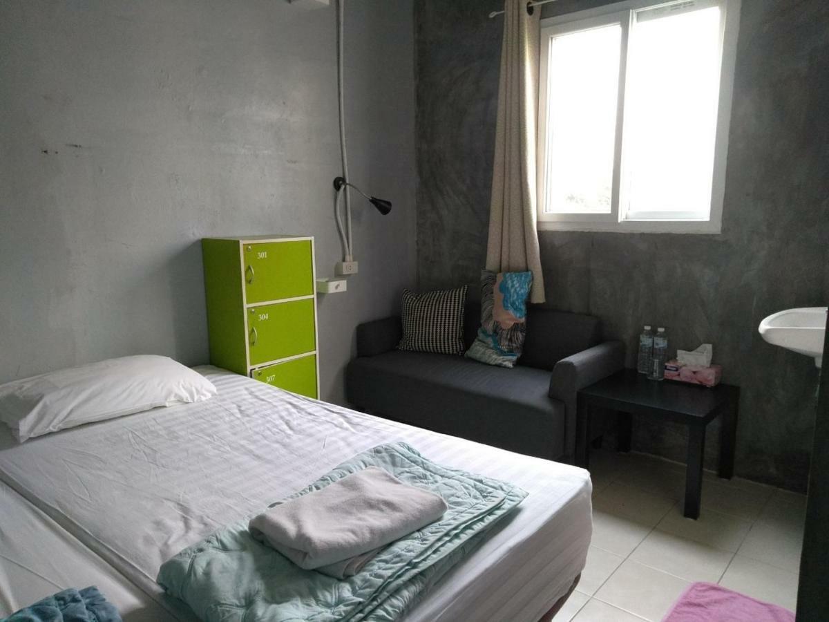 Meet Up Hostel Bangkok Bagian luar foto