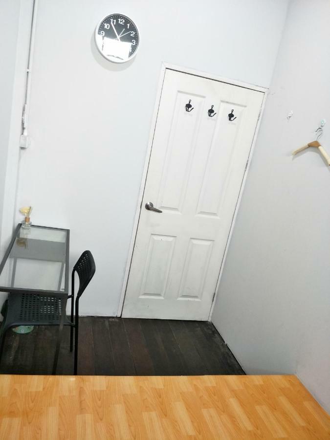 Meet Up Hostel Bangkok Bagian luar foto