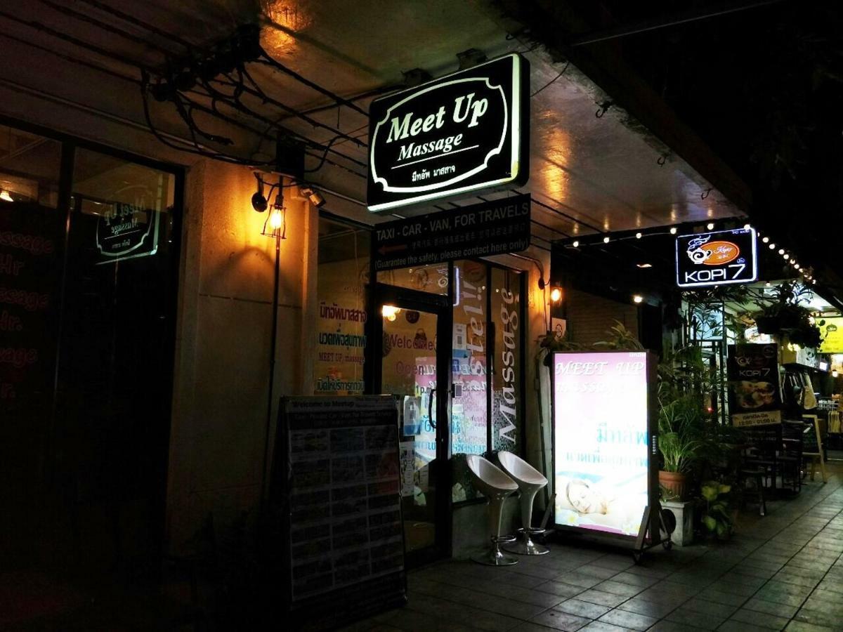 Meet Up Hostel Bangkok Bagian luar foto